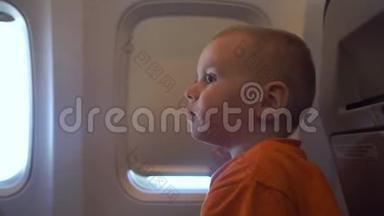 婴儿正试图打<strong>开飞机</strong>上的窗帘窗